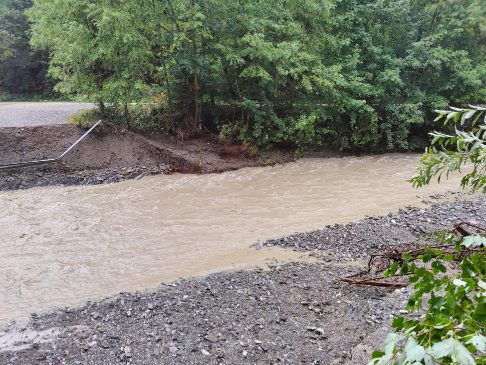 Vremea a făcut prăpăd în judeţul Prahova! Un pod a fost luat de viitură, iar mii de oameni au rămas fără curent şi apă potabilă 782380