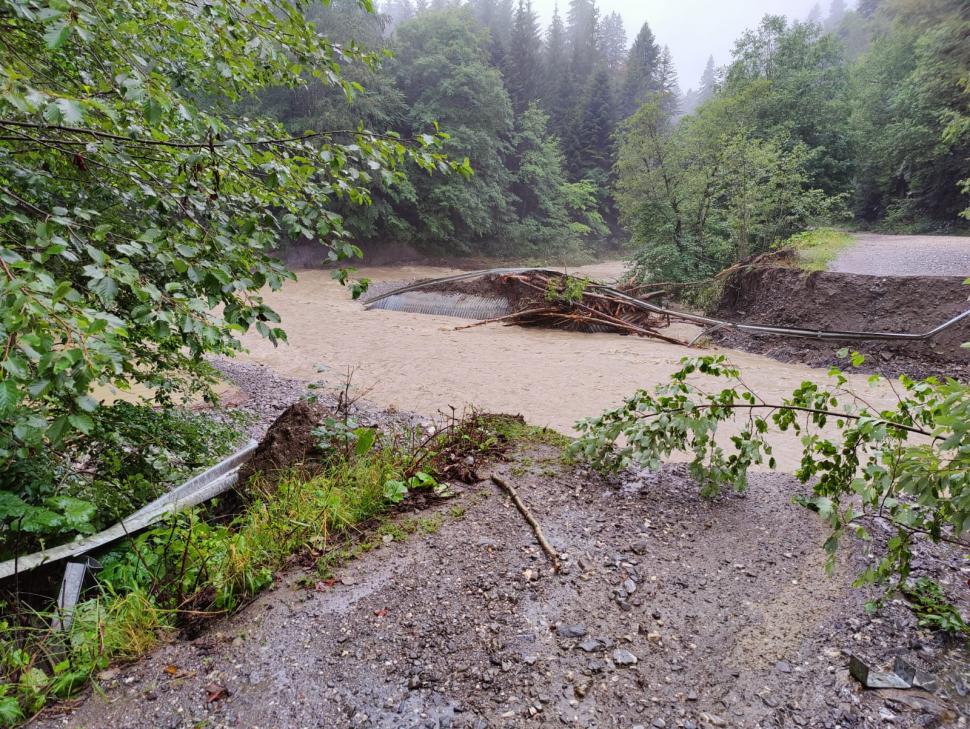 Vremea a făcut prăpăd în judeţul Prahova! Un pod a fost luat de viitură, iar mii de oameni au rămas fără curent şi apă potabilă 782381