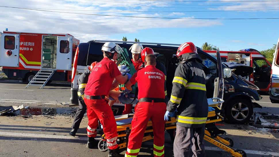 Accident grav în Arad! Carambol între 2 mașini și un microbuz | 10 persoane au fost rănite 782442