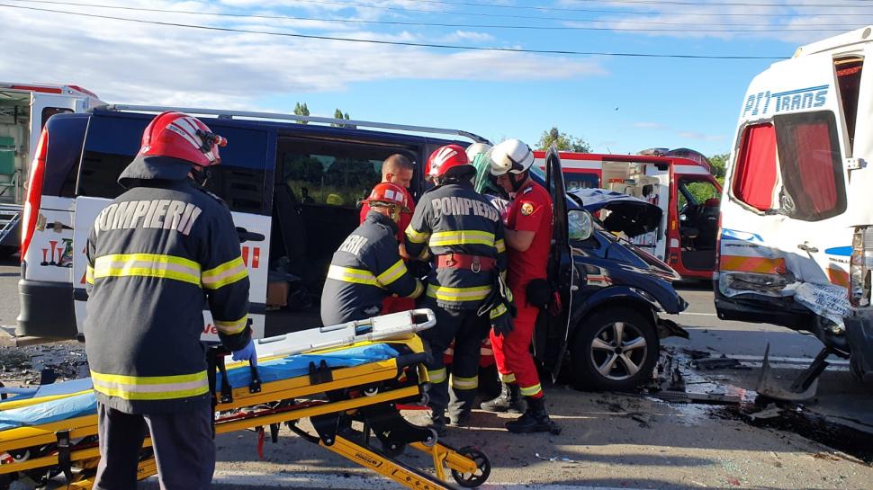 Accident grav în Arad! Carambol între 2 mașini și un microbuz | 10 persoane au fost rănite 782443