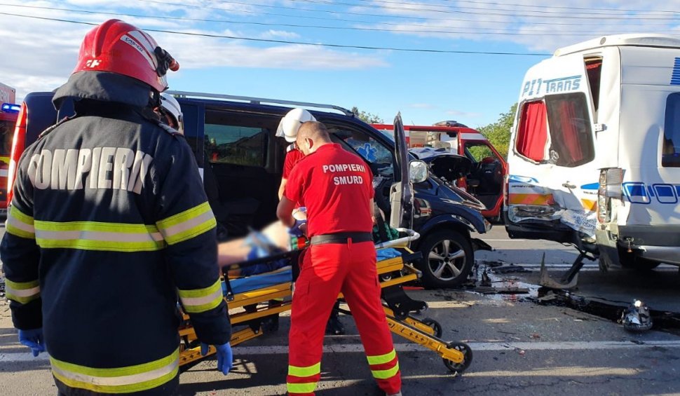 Accident grav în Arad! Carambol între 2 mașini și un microbuz | 10 persoane au fost rănite