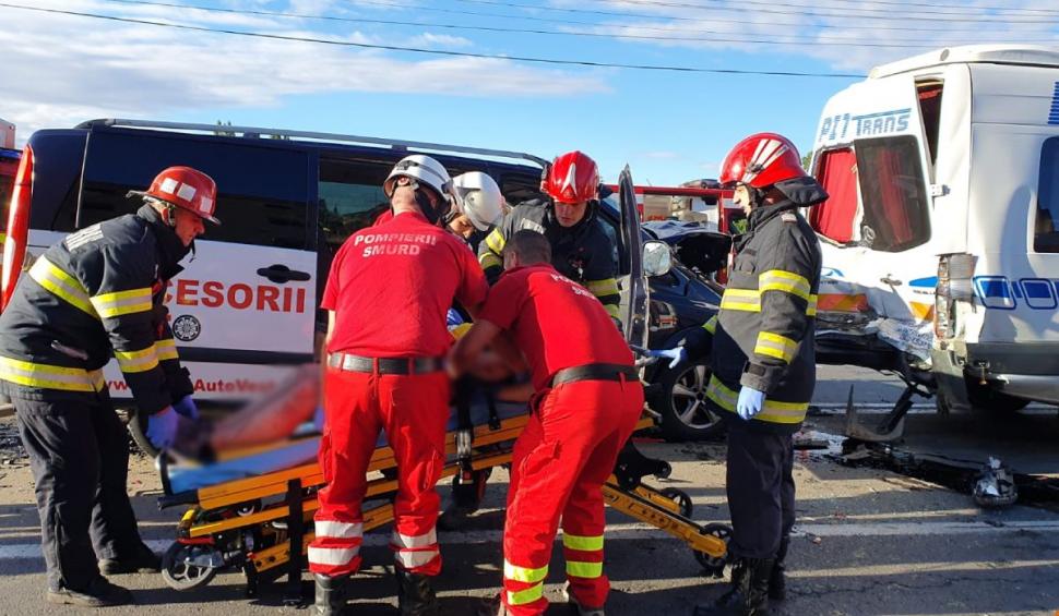 Accident grav în Arad! Carambol între 2 mașini și un microbuz | 10 persoane au fost rănite 782445