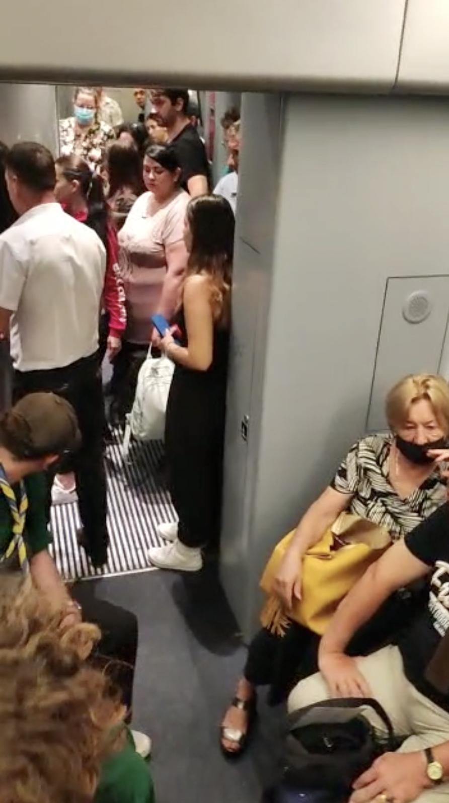 Condiții inumane într-un tren cu ruta Brașov - București | Un bărbat a leșinat de două ori din cauza căldurii 782542