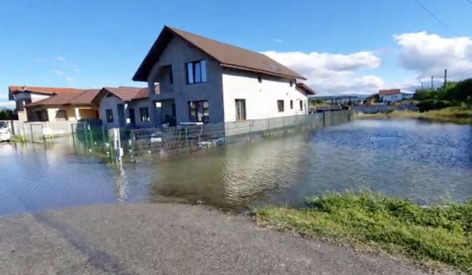 Cartier inundat la Târgu Jiu, după ce s-a spart o conductă | Apa a ajuns în curți și locuințe