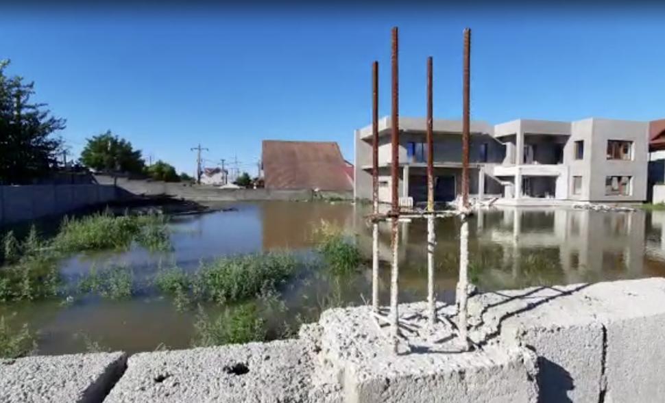 Cartier inundat la Târgu Jiu, după ce s-a spart o conductă | Apa a ajuns în curți și locuințe 782498