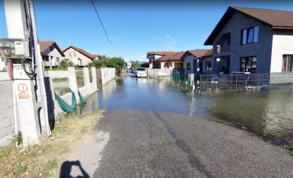 Cartier inundat la Târgu Jiu, după ce s-a spart o conductă | Apa a ajuns în curți și locuințe 782499
