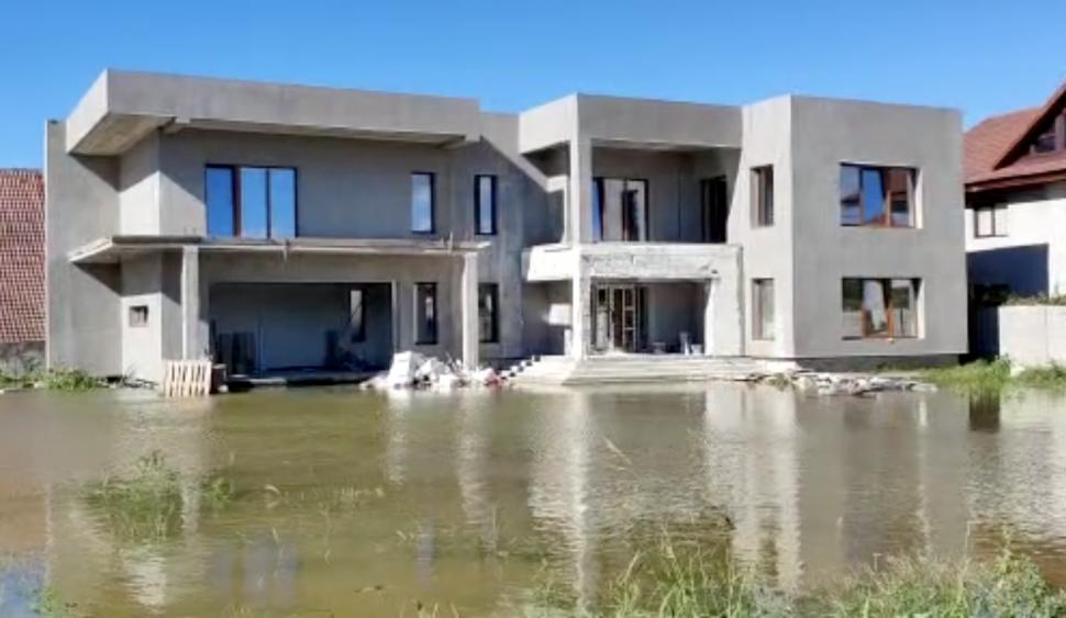 Cartier inundat la Târgu Jiu, după ce s-a spart o conductă | Apa a ajuns în curți și locuințe 782500