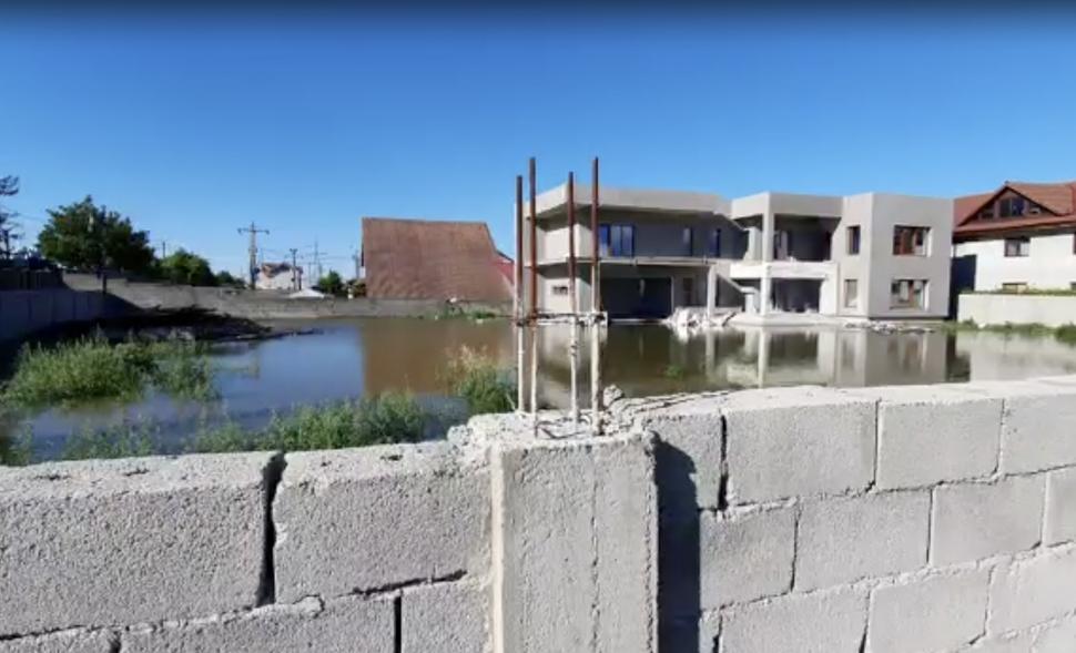 Cartier inundat la Târgu Jiu, după ce s-a spart o conductă | Apa a ajuns în curți și locuințe 782501