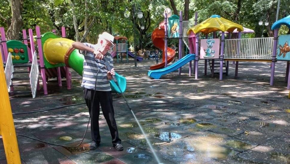 Mizerie și bănci rupte în cele mai mari parcuri din București. Nicușor Dan consideră că sunt curate 782566