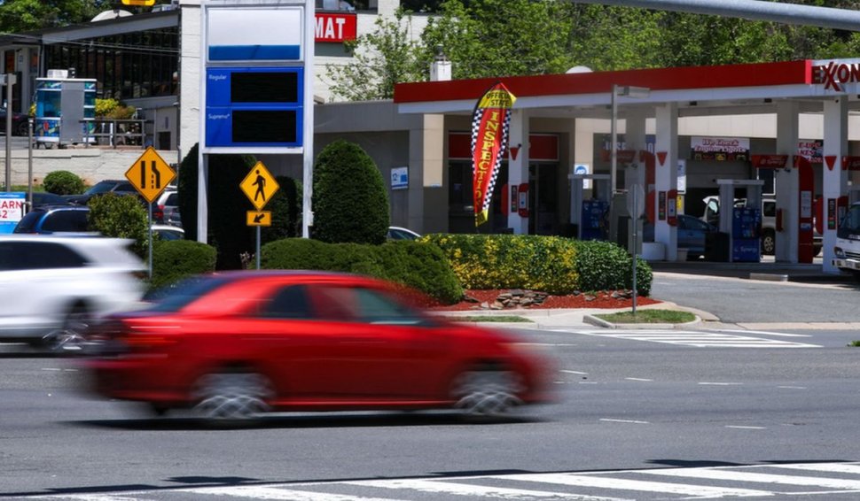 Prețul benzinei și al motorinei în România, astăzi, 1 august 2022. Cât mai costă un litru de carburant