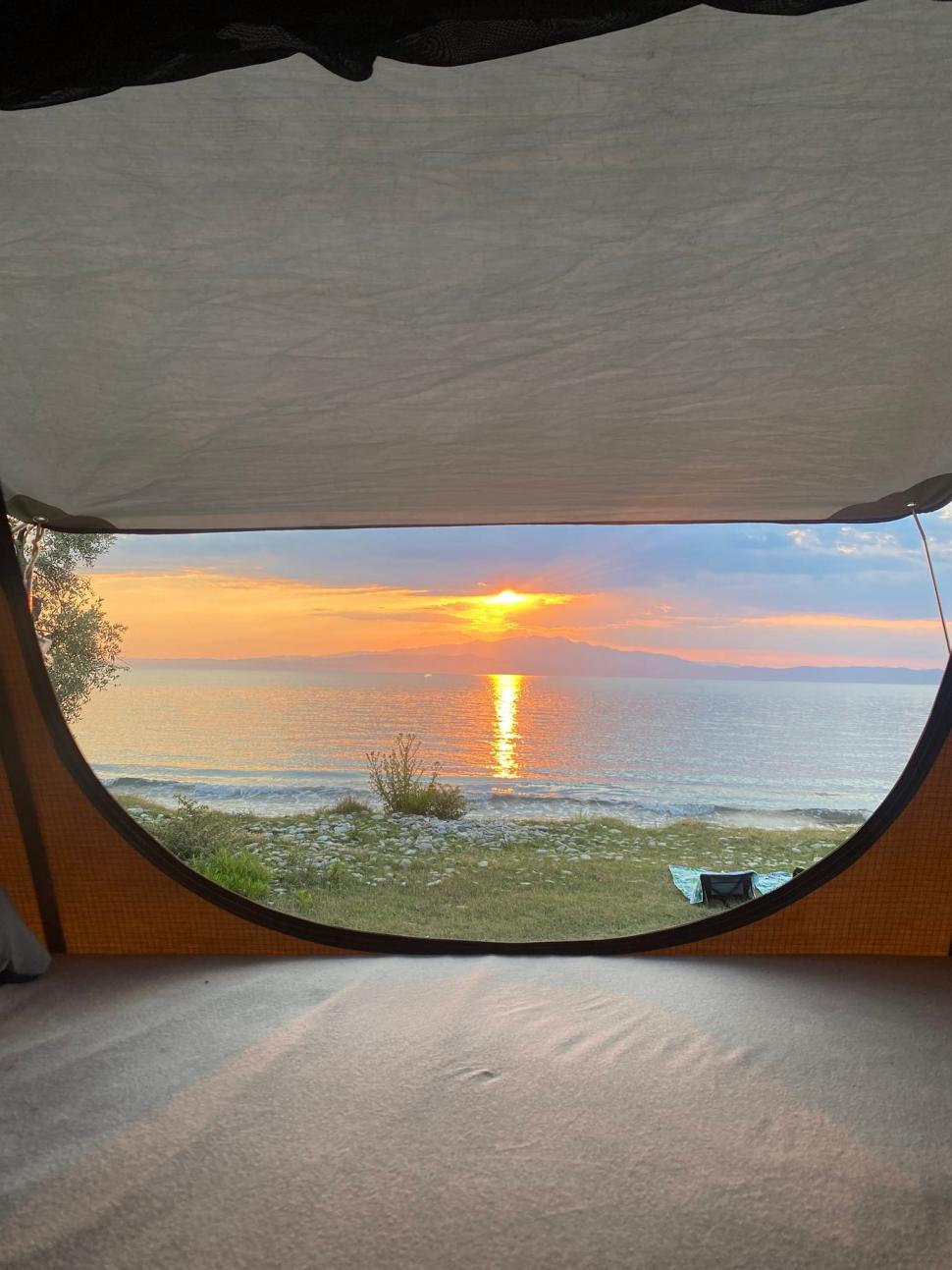 Cum au petrecut doi tineri o vacanţă de vis în Grecia cu cortul pe maşină: "Am putut să campăm în locuri minunate" 782647