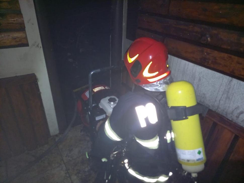 Incendiu de proporții la o pensiune din Vâlcea, unde erau cazați 41 de copii | 16 dintre ei au ajuns la spital intoxicați cu fum 782682