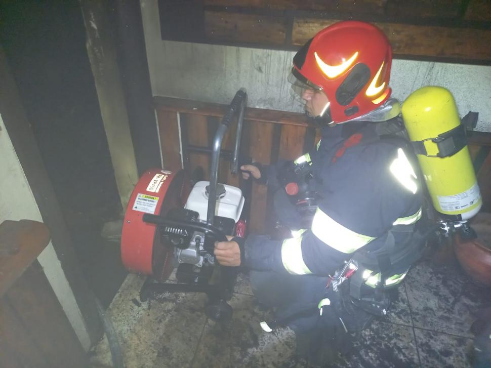 Incendiu de proporții la o pensiune din Vâlcea, unde erau cazați 41 de copii | 16 dintre ei au ajuns la spital intoxicați cu fum 782686