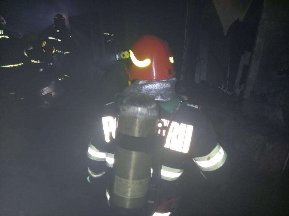 Incendiu de proporții la o pensiune din Vâlcea, unde erau cazați 41 de copii | 16 dintre ei au ajuns la spital intoxicați cu fum 782687