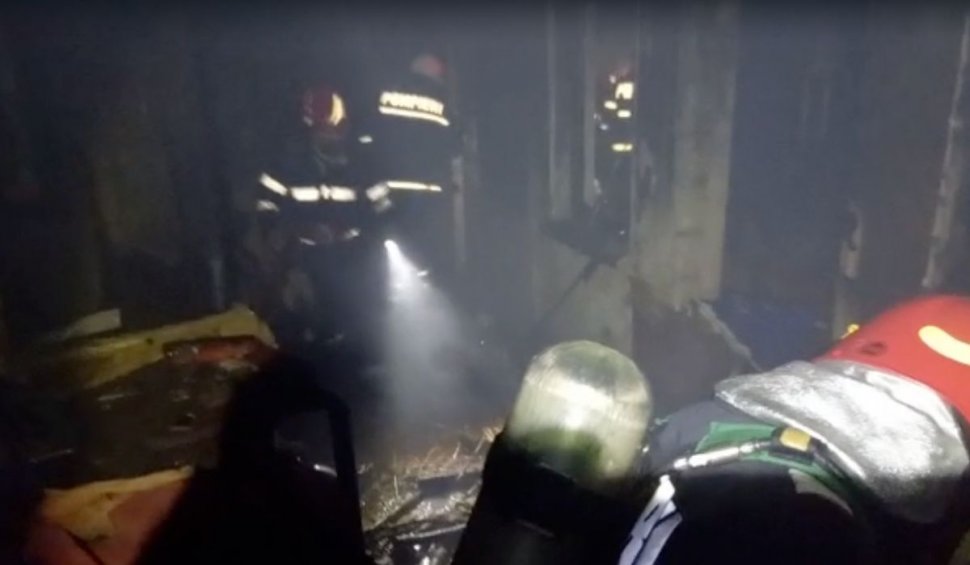 Incendiu de proporții la o pensiune din Vâlcea, unde erau cazați 41 de copii | 16 dintre ei au ajuns la spital intoxicați cu fum