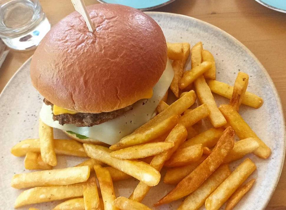 Cât a ajuns să coste un simplu burger pe insula Thassos din Grecia: "Asta înseamnă să fii mafiot! Neam descurcăreț, grecii” 782869