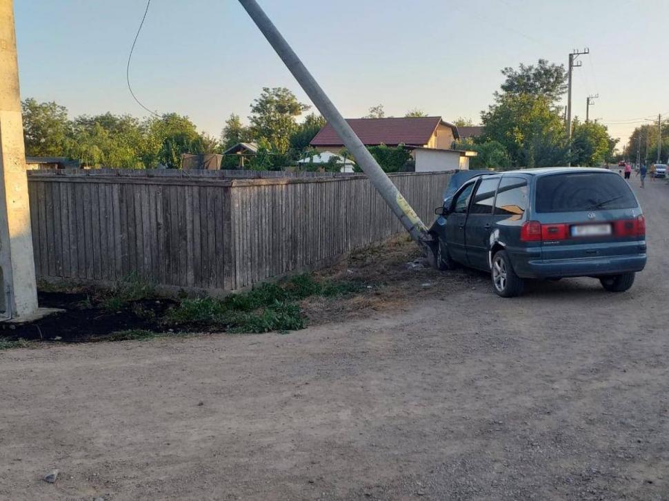 Un șofer beat a rupt un stâlp de electricitate și a provocat un incendiu, în Brăila 783051