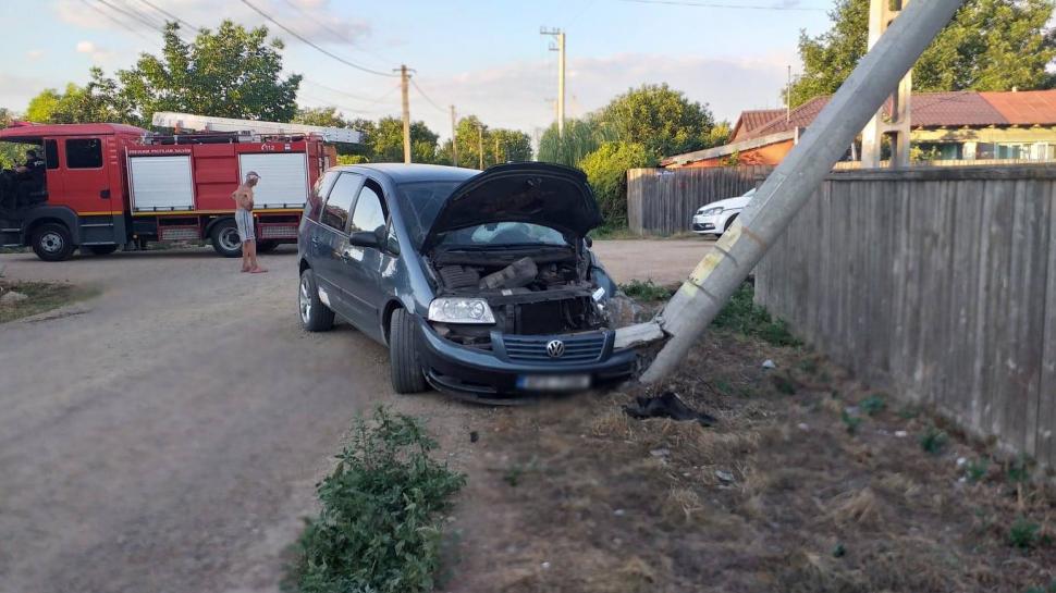 Un șofer beat a rupt un stâlp de electricitate și a provocat un incendiu, în Brăila 783052