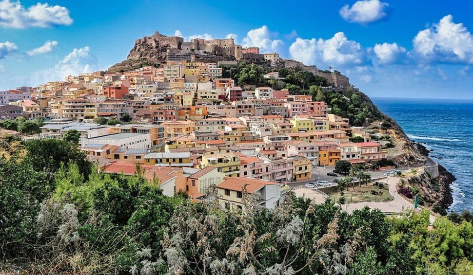 Se dau 15.000 de euro celor care îşi cumpără o casă sau îşi renovează locuinţa în Sardinia. Care este condiţia
