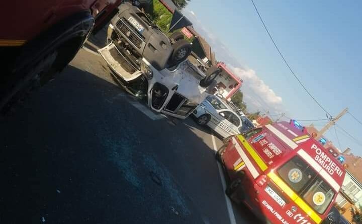 Accident între un microbuz și un autoturism, soldat cu 11 răniţi, în județul Mureș. Circulaţie restricţionată