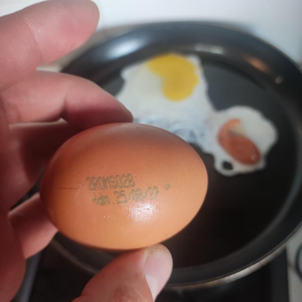 Ou "cu surprize" în tigaia unui clujean: "M-am speriat! Cum e posibil să vândă aşa ceva?" 783280