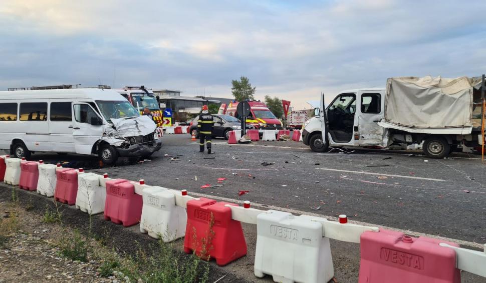 Microbuz plin cu călători, accident cu nouă răniţi într-un sens giratoriu în Leţcani, Iaşi 783072