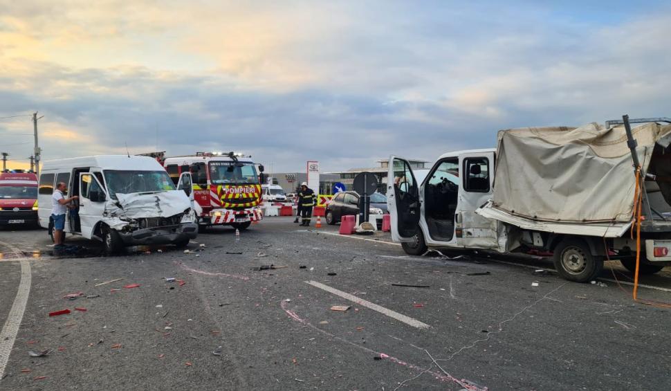 Momentul în care un microbuz se ciocneşte cu o camionetă într-un sens giratoriu, în Iaşi: 13 victime 783082