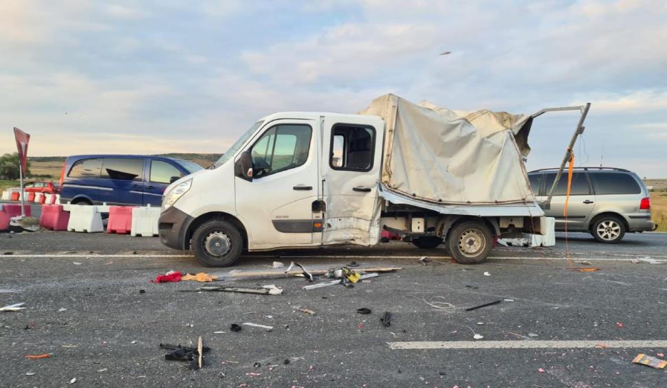 Momentul în care un microbuz se ciocneşte cu o camionetă într-un sens giratoriu, în Iaşi: 13 victime 783084