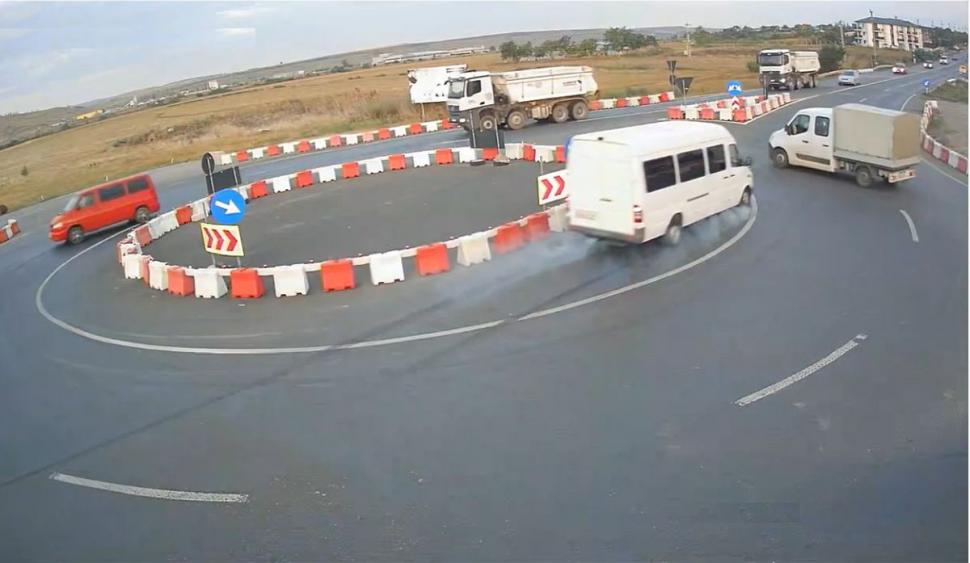 Momentul în care un microbuz se ciocneşte cu o camionetă într-un sens giratoriu, în Iaşi: 13 victime 783086