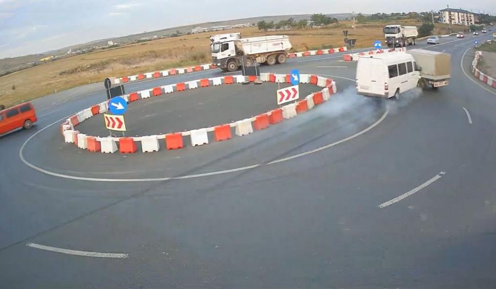 Momentul în care un microbuz se ciocneşte cu o camionetă într-un sens giratoriu, în Iaşi: 13 victime 783087
