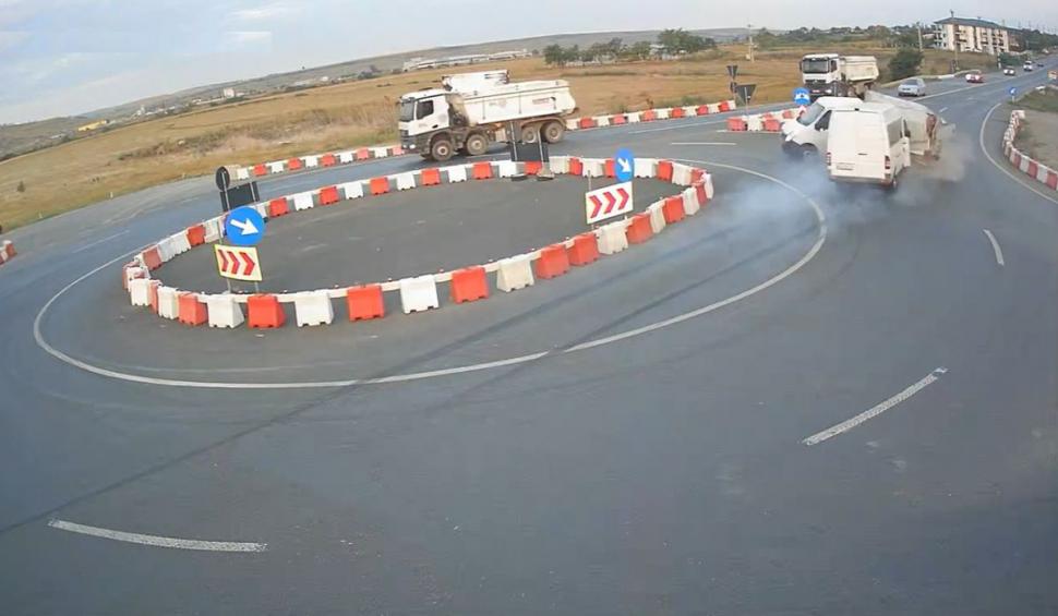 Momentul în care un microbuz se ciocneşte cu o camionetă într-un sens giratoriu, în Iaşi: 13 victime 783088