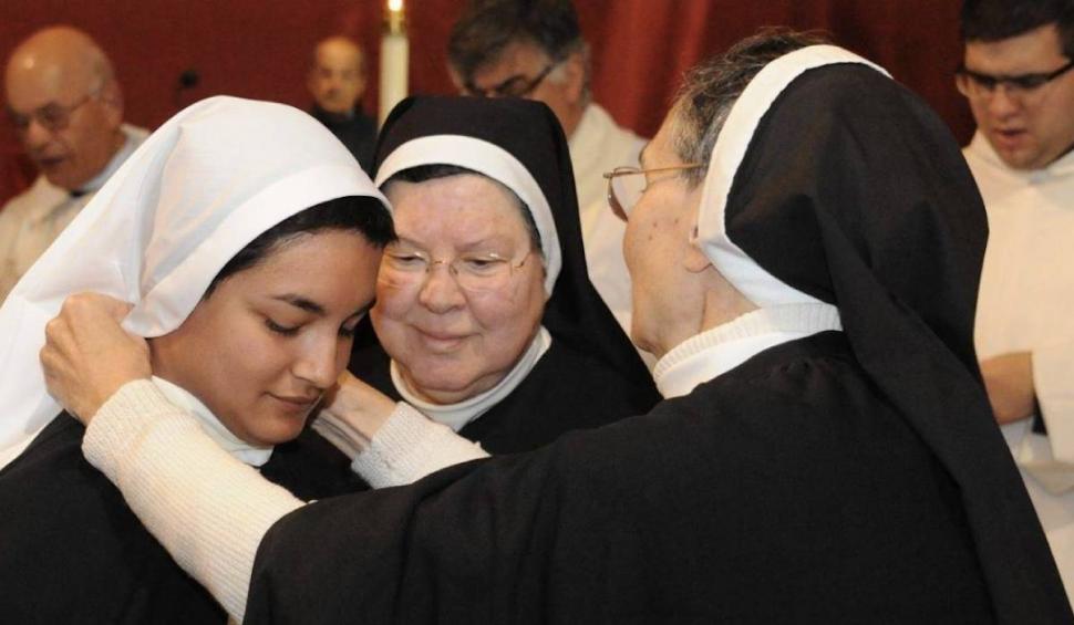 O româncă adoptată în străinătate şi-a găsit familia după ce s-a călugărit: "Dumnezeu există şi nu a uitat nicio lacrimă de-a mea" 783093