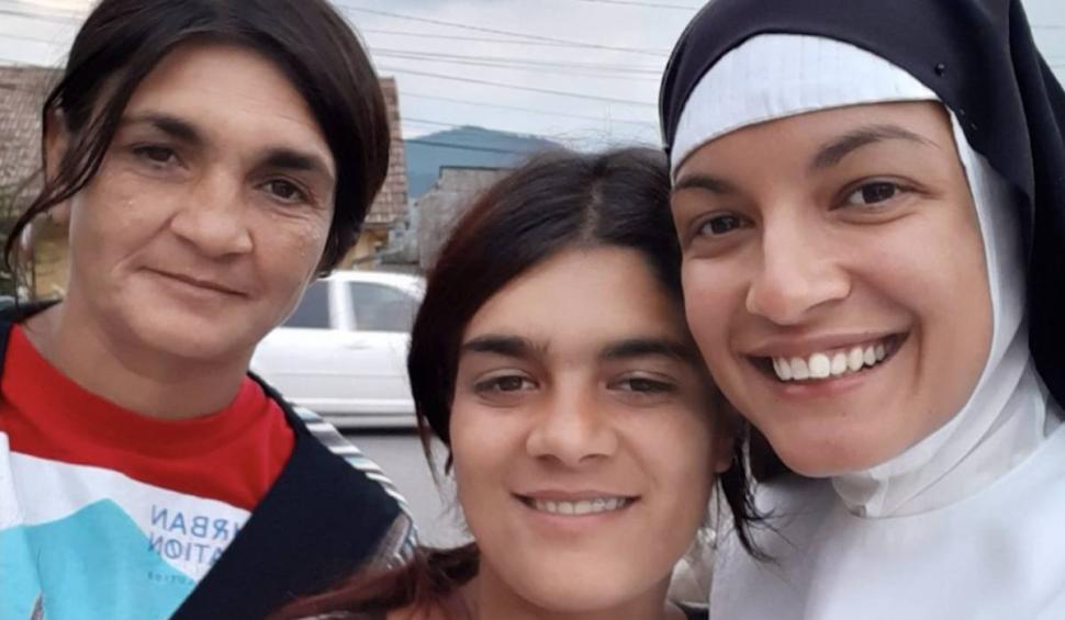 O româncă adoptată în străinătate şi-a găsit familia după ce s-a călugărit: "Dumnezeu există şi nu a uitat nicio lacrimă de-a mea" 783094