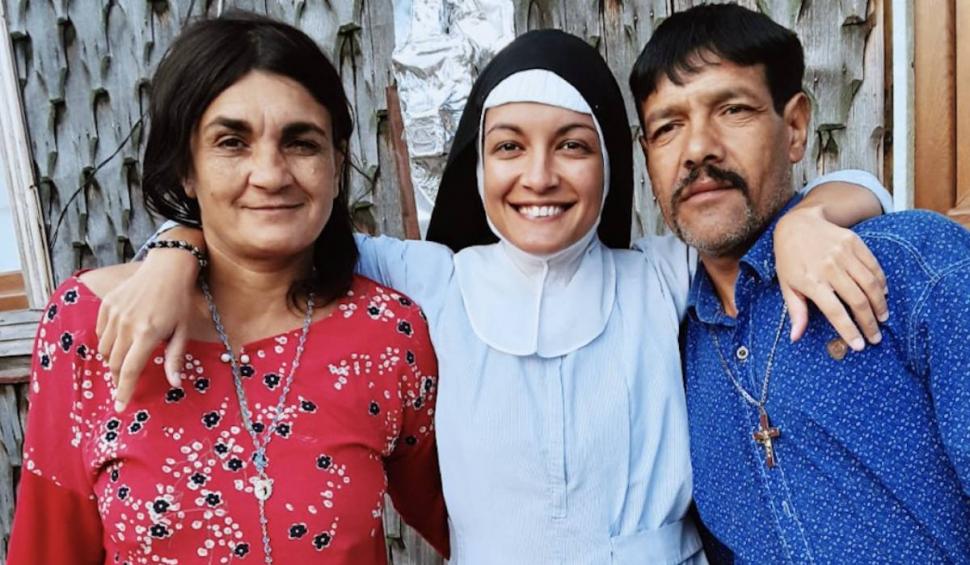 O româncă adoptată în străinătate şi-a găsit familia după ce s-a călugărit: "Dumnezeu există şi nu a uitat nicio lacrimă de-a mea" 783095