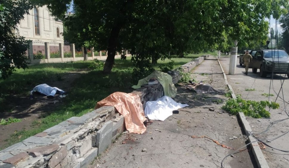 Carnagiu făcut de ruși într-o stație de autobuz din Donețk: opt oameni, sfârtecați de rachete. Un preot și mai mulți copii, printre răniți
