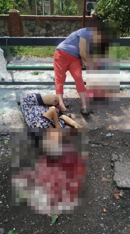 Carnagiu făcut de ruși într-o stație de autobuz din Donețk: opt oameni, sfârtecați de rachete. Un preot și mai mulți copii, printre răniți 783225