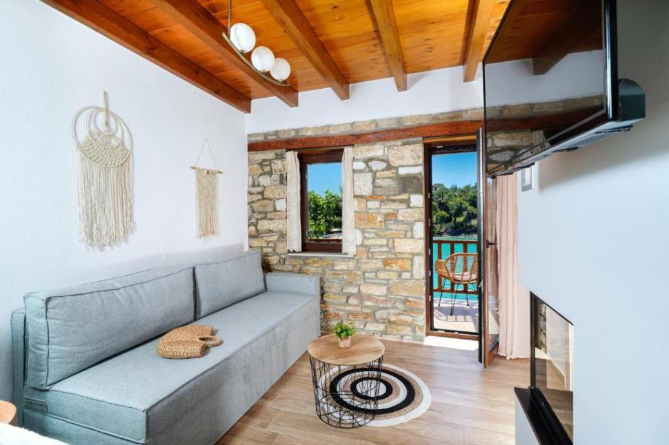 Țeapa luată de o familie de români în Grecia. Cum arăta în poze vila rezervată și ce au găsit, de fapt, când au ajuns acolo 783268