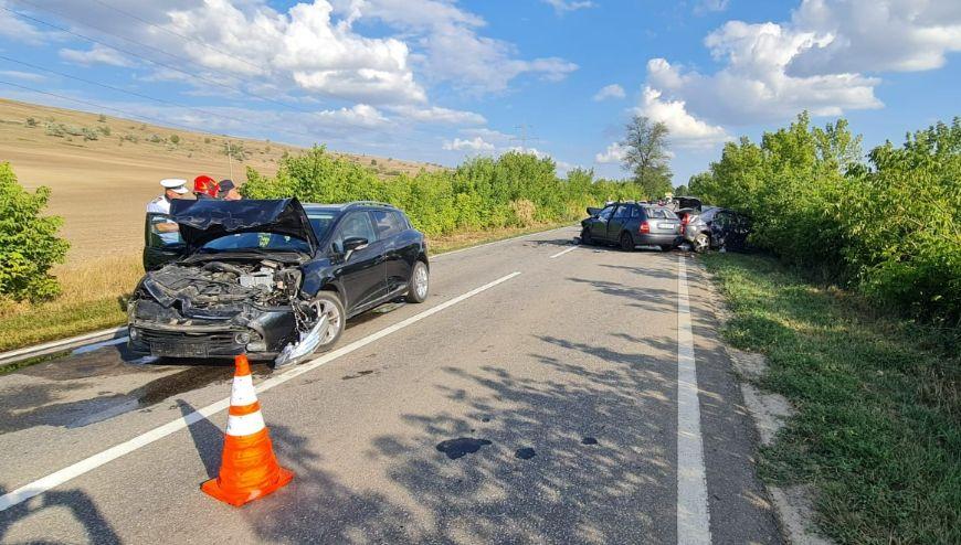 Accident grav în Vaslui. Au fost implicate trei maşini | Cinci oameni au ajuns la spital 783499