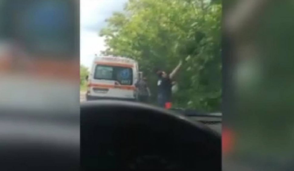 Ambulanță care ducea un pacient la spital, oprită ca asistenta să culeagă flori de pe marginea drumului, în Oradea