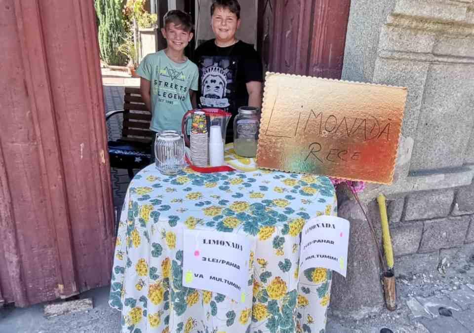 Soluţia inedită găsită de doi copii pentru a răcori trecătorii din Alba: "Facem un bine" | Meteorologii au anunţat cod galben de caniculă 783493