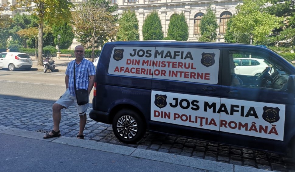 Un poliţist din Neamț, plecat în concediu, face un tur al Europei cu o mașină pe care scrie "Jos mafia din Poliţia Română"