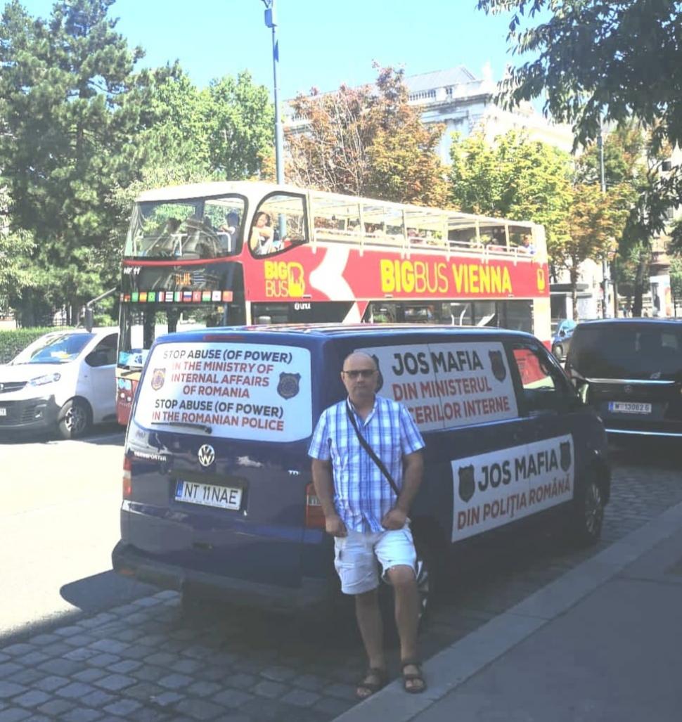 Un poliţist din Neamț, plecat în concediu, face un tur al Europei cu o mașină pe care scrie "Jos mafia din Poliţia Română" 783390
