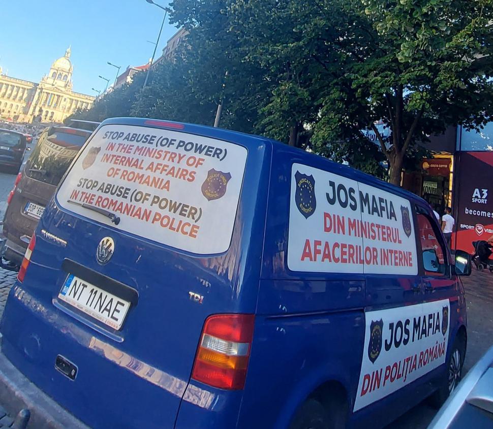 Un poliţist din Neamț, plecat în concediu, face un tur al Europei cu o mașină pe care scrie "Jos mafia din Poliţia Română" 783392