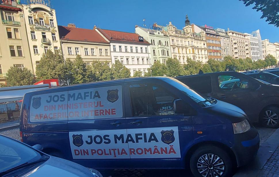 Un poliţist din Neamț, plecat în concediu, face un tur al Europei cu o mașină pe care scrie "Jos mafia din Poliţia Română" 783393