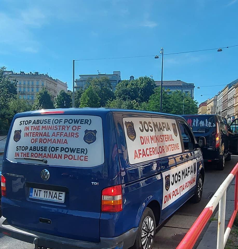 Un poliţist din Neamț, plecat în concediu, face un tur al Europei cu o mașină pe care scrie "Jos mafia din Poliţia Română" 783394