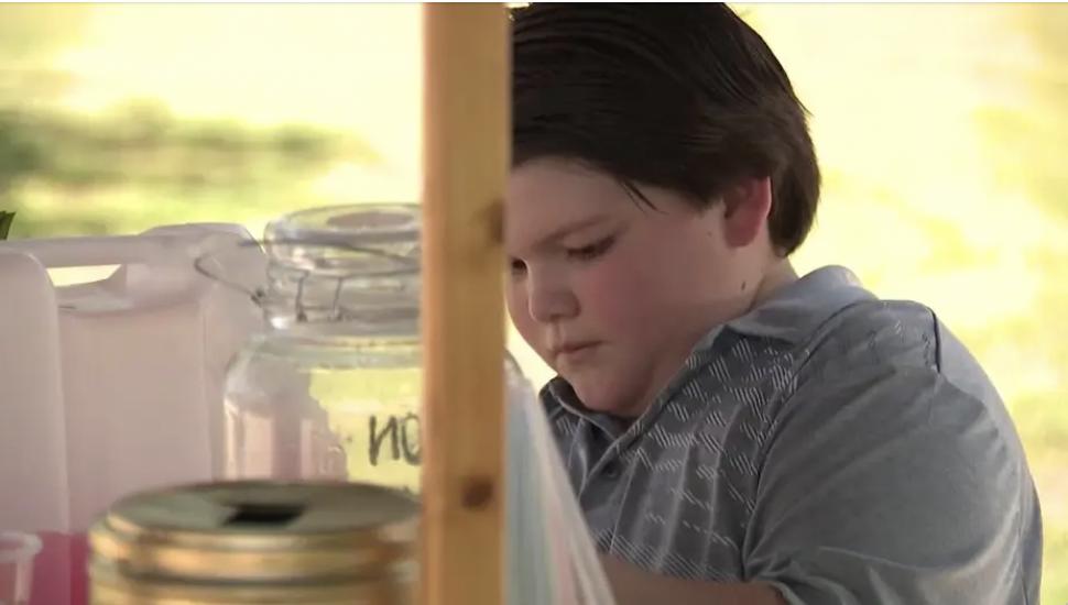 Povestea emoționantă a unui băiat de 11 ani din SUA: Vinde limonadă pentru a-și plăti tratamentul, după ce a fost lovit de o mașină 783316