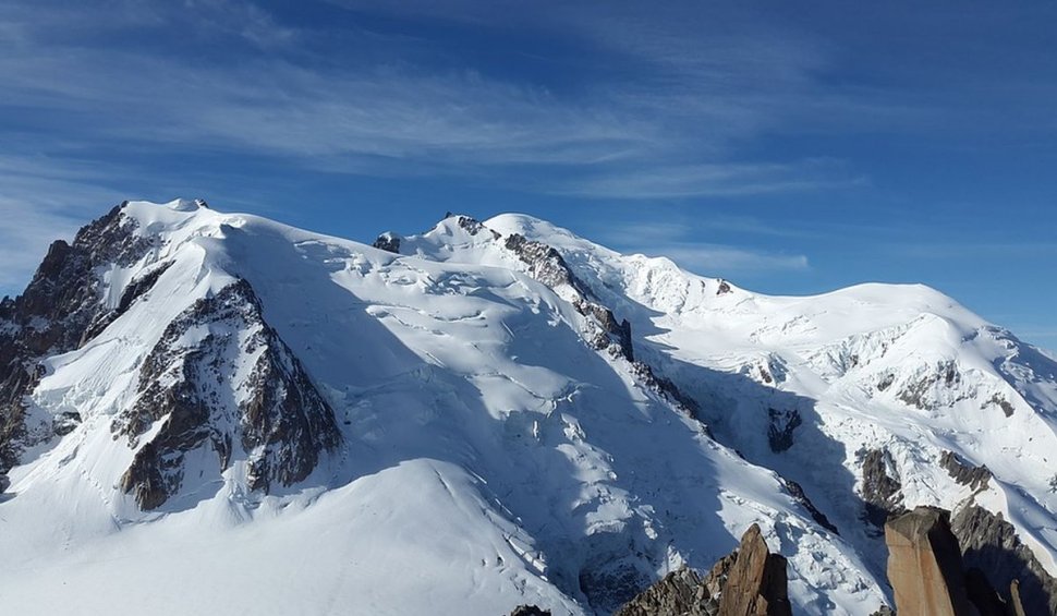 5 români s-au făcut de râs în Franța: ”echipați” cu pălării de paie, teniși și șorturi au vrut să urce pe Mont Blanc