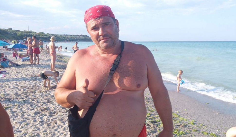 Bărbat aplaudat de zeci de oameni pe plaja Tuzla, după ce a salvat din ghearele morţii un tânăr care se îneca