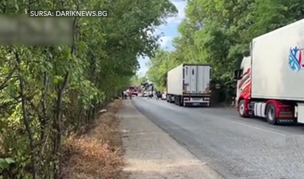 Imagini de la tragedia din Bulgaria, unde au murit 3 români | Primele momente după impactul autocarului cu mașina 783595