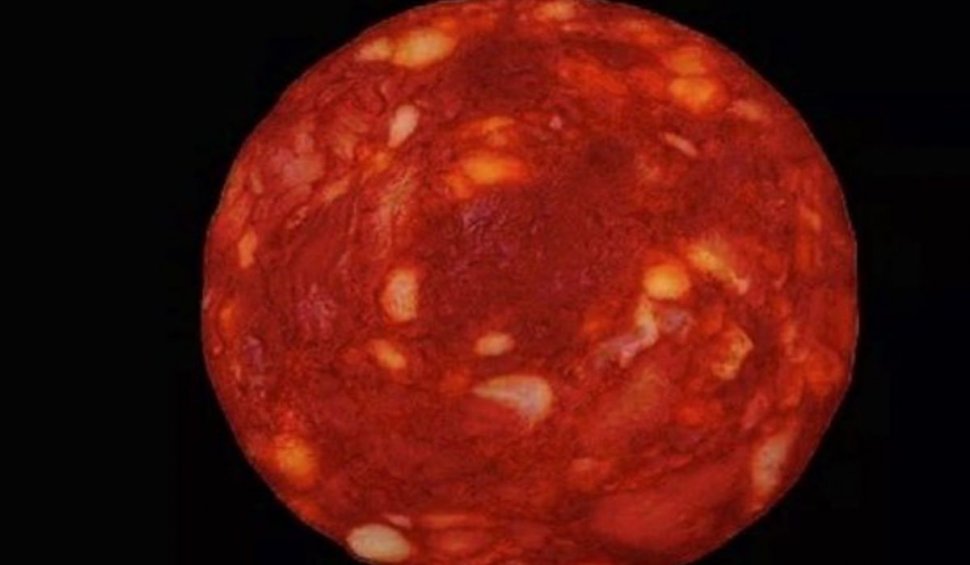Un om de ştiinţă de top a fotografiat o felie de salam şi a spus că este o planetă îndepărtată din Univers